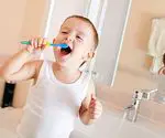 Os dentes da criança: quando começar a limpá-los e como fazê-lo