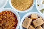 น้ำตาลทรายขาวหรือน้ำตาลทรายขาวเพื่อขัดผิว: ประโยชน์และข้อห้าม