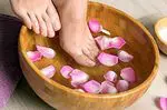 पैरों की देखभाल के लिए प्राकृतिक पैर स्नान करते हैं