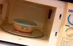 Bagaimana untuk membuang bau dari microwave dengan mudah