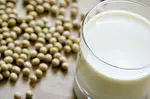 Sojino mleko obogateno z rastlinskimi steroli: ali pomagajo proti holesterolu?