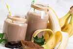 Nærende kakao og banan smoothie med sojedrikke