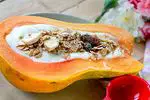 Yoghurt med papaya: fordeler og hvordan du kan lage denne deilige desserten
