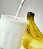 Kaip padaryti maistingą migdolų ir bananų kokteilį