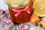 Ui, knoflook, honing en citroensiroop: recept en voordelen